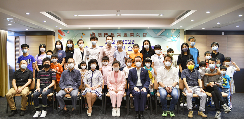 091667967406982875.jpg S. 8.30_獎學金頒獎禮_獲獎同學開心大合照.jpg