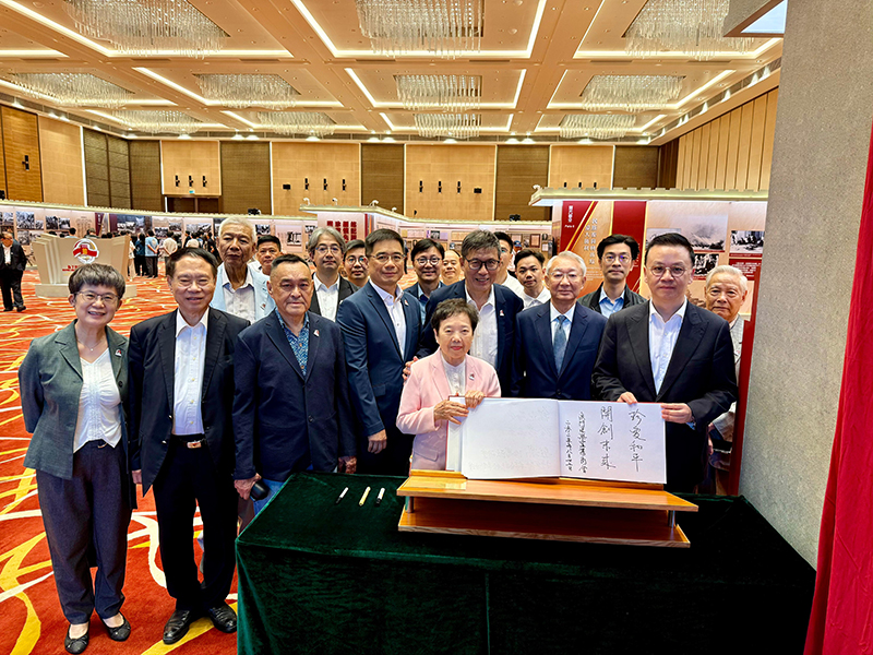 (2) 提字合照.jpg